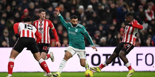 利物浦1-0掀翻魔鬼主场！范戴克创纪录绝杀，右后卫魔咒仍存在！